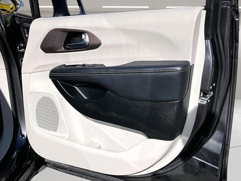 Used 2023 Chrysler Voyager LX image 27