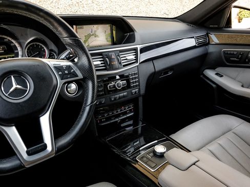 Used 2013 Mercedes-Benz E 550 4MATIC Sedan image 27