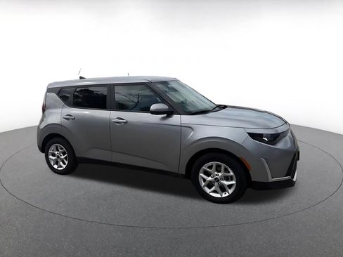 Used 2025 Kia Soul LX w/ LX Technology Package FWD image 2