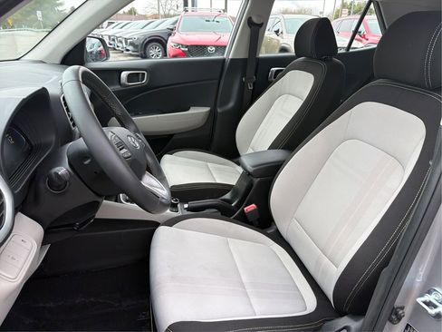 Certified 2025 Hyundai Venue SEL image 9