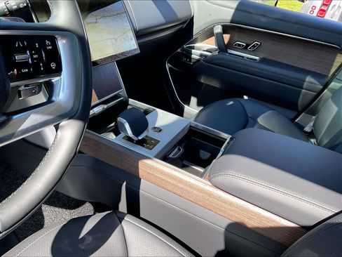 New 2026 Land Rover Range Rover Long Wheelbase SE image 10