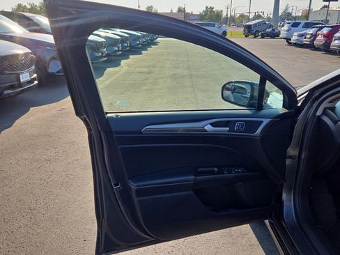 Used 2017 Ford Fusion SE w/ Fusion SE Technology Package FWD image 11