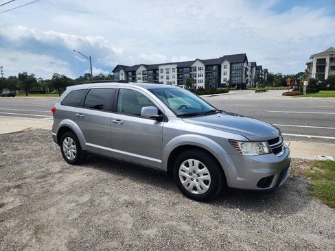 Used 2019 Dodge Journey SE image 4