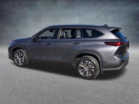 Used 2021 Toyota Highlander XLE AWD/4WD image 10