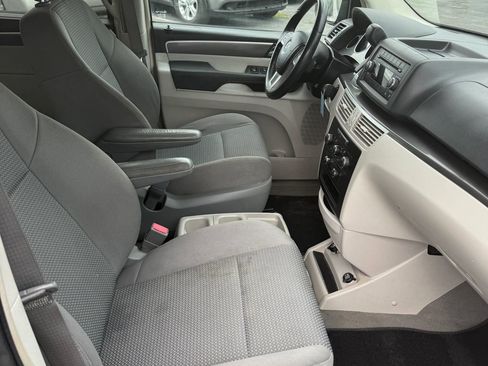 Used 2012 Volkswagen Routan S FWD image 12