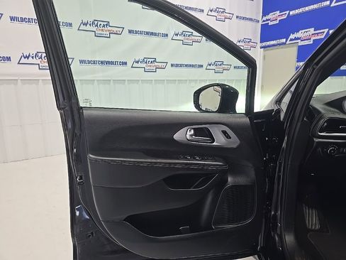 Used 2025 Chrysler Pacifica Limited image 11