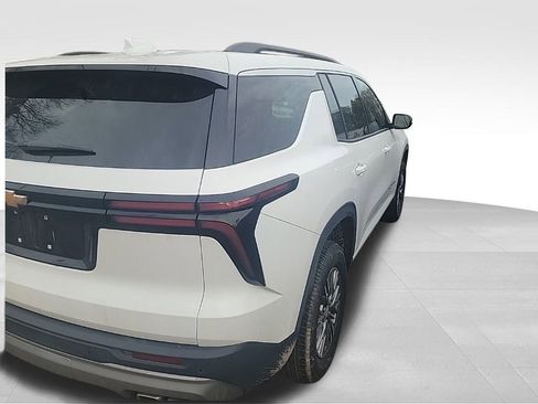 Used 2025 Chevrolet Traverse LT image 3