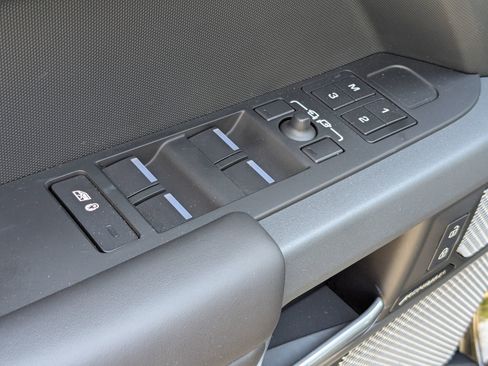 Used 2024 Land Rover Defender 130 X-Dynamic SE image 13