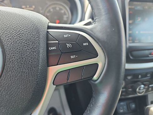 Used 2018 Jeep Cherokee Latitude Plus w/ Comfort/Convenience Group FWD image 18