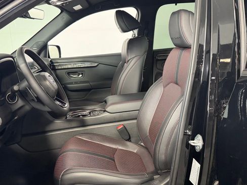Used 2025 Honda Pilot Black Edition image 20