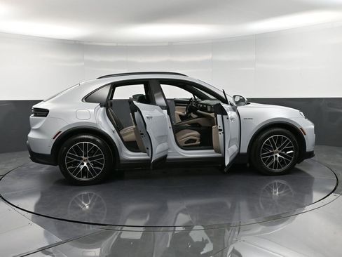 Certified 2025 Porsche Macan 4 Electric image 36