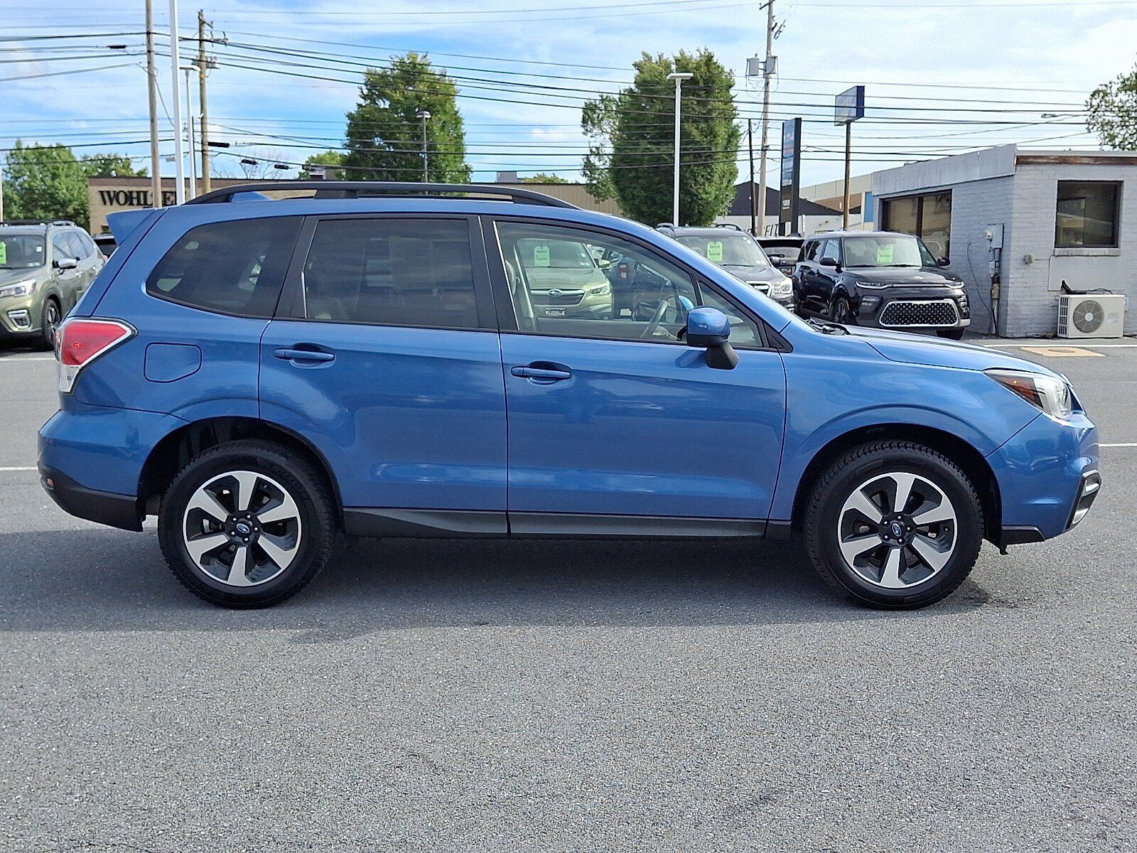 Used 2017 Subaru Forester 2.5i Premium w/ Popular Package #2A AWD/4WD image 4