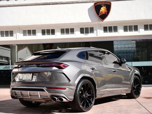 Used 2021 Lamborghini Urus Base image 3