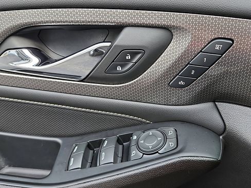 Used 2023 Chevrolet Traverse Premier image 19