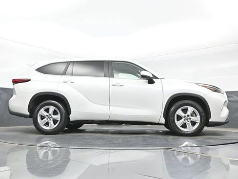 Used 2023 Toyota Highlander L FWD image 28