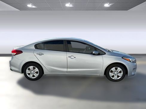 Used 2017 Kia Forte LX image 7