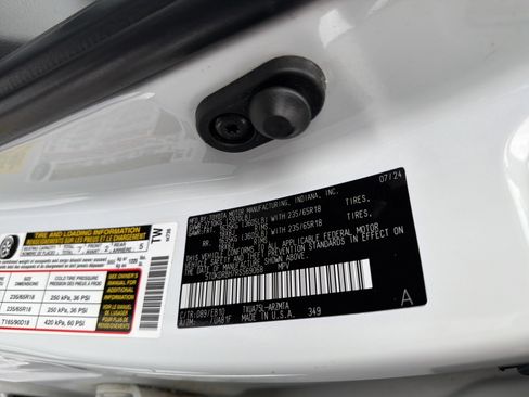 Used 2024 Toyota Highlander XLE image 31