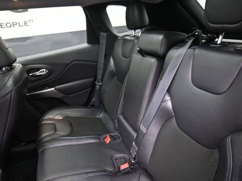 Used 2020 Jeep Cherokee Latitude Plus w/ Comfort/Convenience Group AWD/4WD image 20