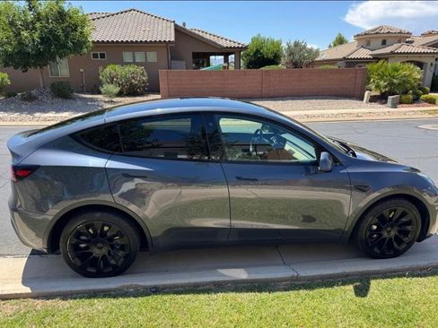 Used 2022 Tesla Model Y Long Range image 2