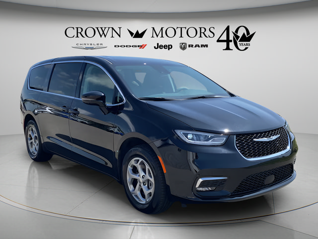 Used 2024 Chrysler Pacifica Limited w/ Trailer Tow Group AWD/4WD image 3