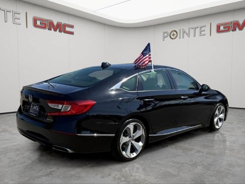 Used 2018 Honda Accord Touring image 3