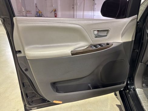 Used 2020 Toyota Sienna XLE w/ XLE Navigation Package FWD image 29