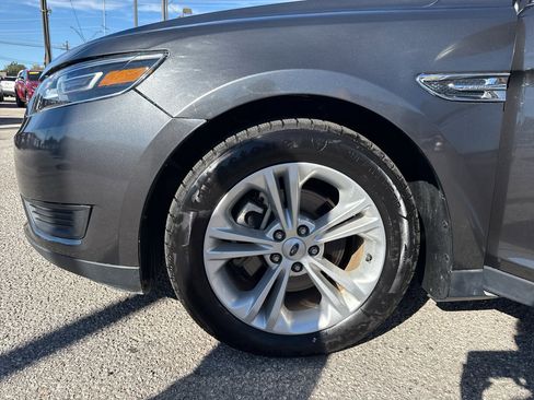 Used 2017 Ford Taurus SE image 25