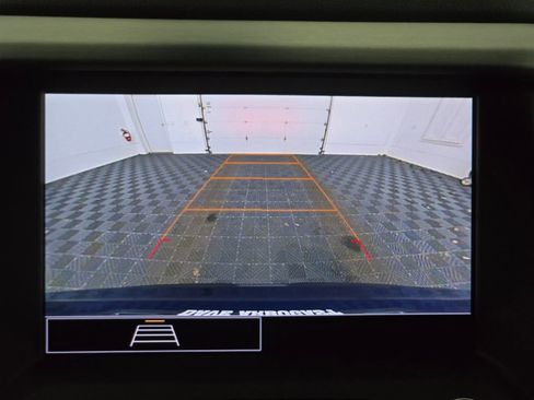 Used 2023 GMC Acadia SLE w/ Driver Convenience Package image 4