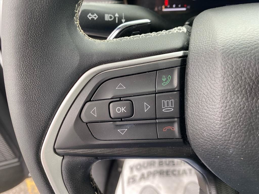 Used 2023 Jeep Grand Cherokee Laredo AWD/4WD image 16