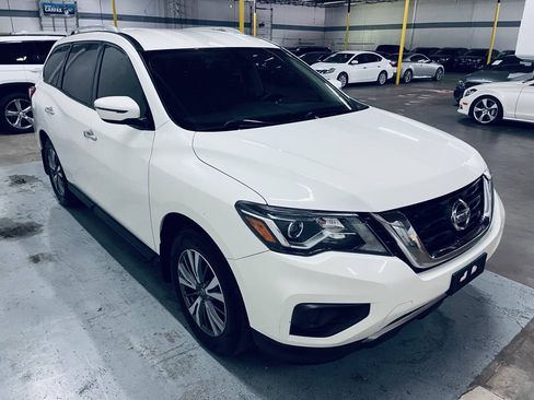Used 2019 Nissan Pathfinder S FWD image 2