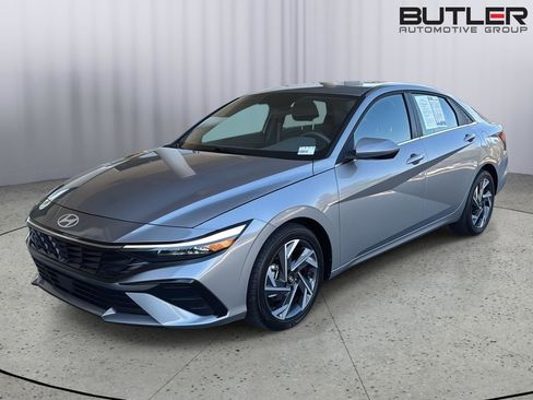 Used 2025 Hyundai Elantra SEL image 1
