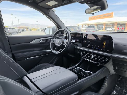 Used 2024 Chevrolet Traverse LT image 9