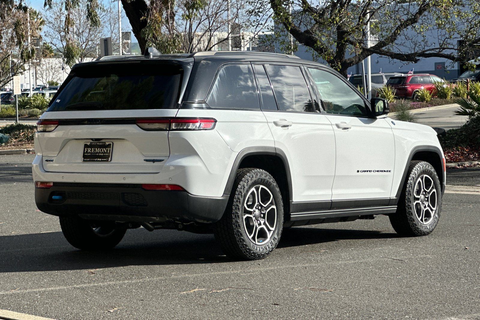New 2023 Jeep Grand Cherokee Trailhawk w/ Advanced Protech Group II AWD/4WD image 3