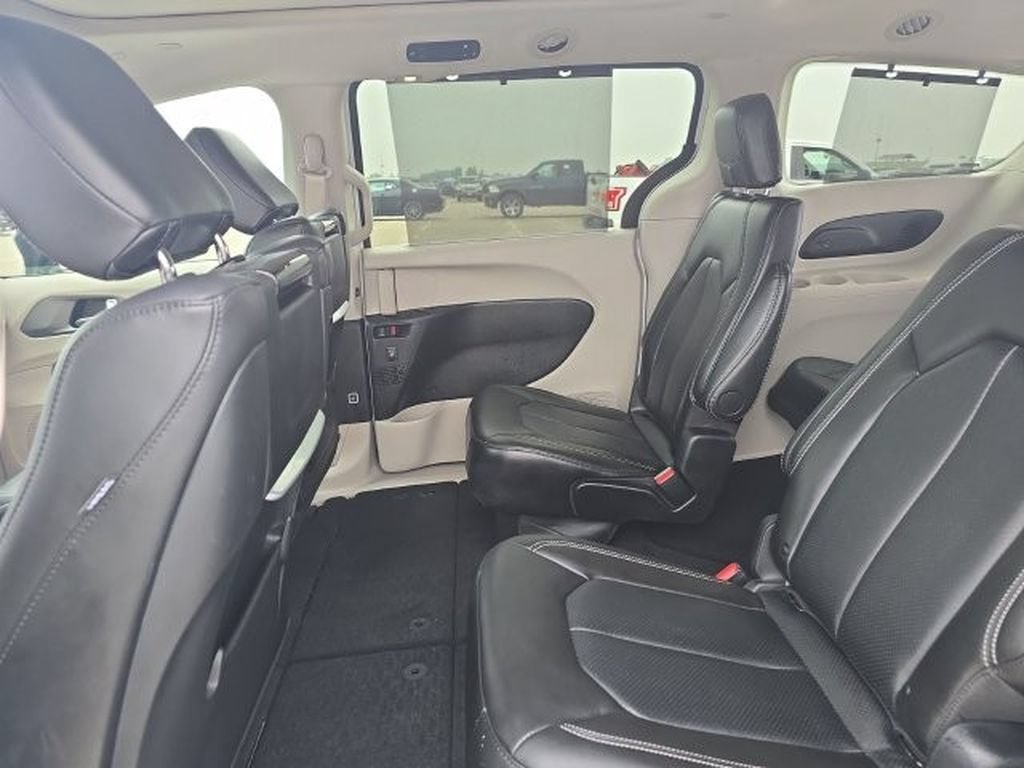 Used 2024 Chrysler Pacifica Touring-L w/ Uconnect Theater Family Group AWD/4WD image 10