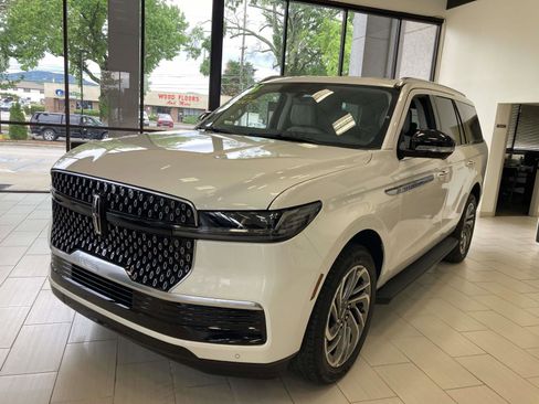 New 2026 Lincoln Navigator Premiere AWD/4WD image 15