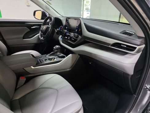Used 2022 Toyota Highlander XLE AWD/4WD image 28