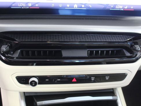 Used 2025 BMW 330i xDrive Sedan image 29