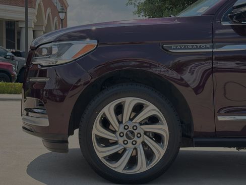 Used 2024 Lincoln Navigator Premiere AWD/4WD image 10