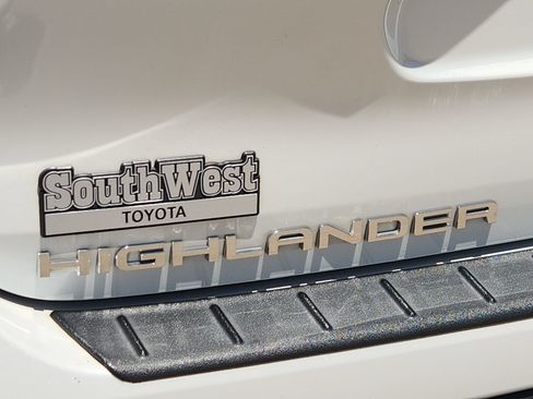 Used 2023 Toyota Highlander XLE FWD image 13