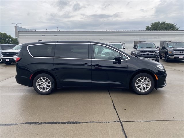 Used 2024 Chrysler Pacifica Touring-L FWD image 4