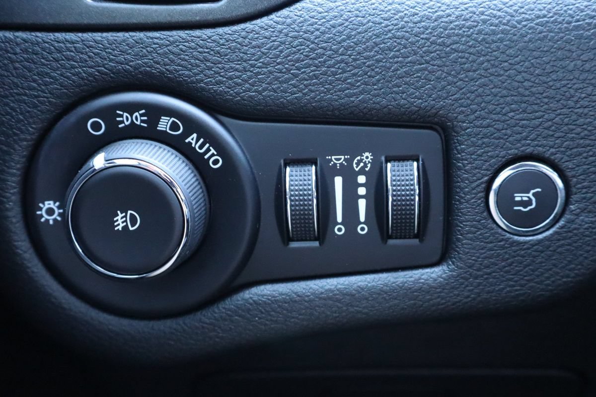 Used 2020 Jeep Cherokee Trailhawk w/ Technology Group AWD/4WD image 29