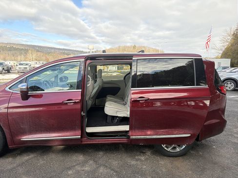 Used 2017 Chrysler Pacifica Limited image 28