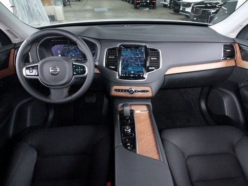 Certified 2025 Volvo XC90 T8 Plus w/ Protection Package Premier image 29