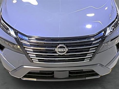Used 2025 Nissan Rogue SL AWD/4WD image 16