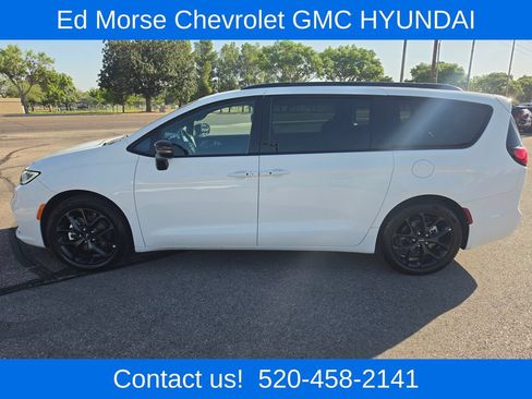 Used 2025 Chrysler Pacifica Limited FWD image 2