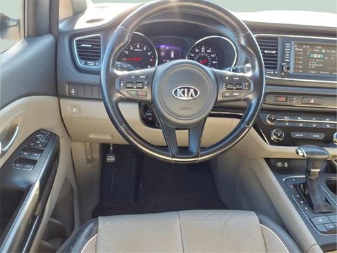 Used 2017 Kia Sedona LX w/ LX Essentials Premium Package image 5