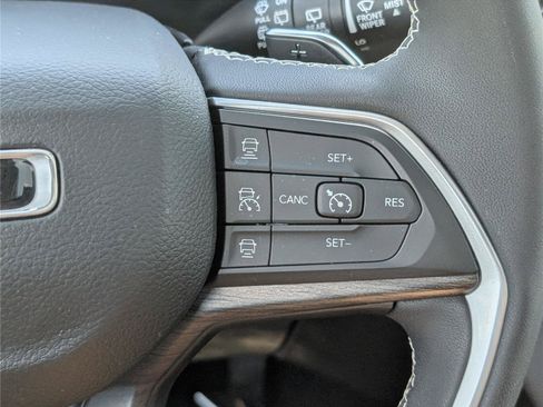 Used 2023 Jeep Grand Cherokee L Limited AWD/4WD image 26