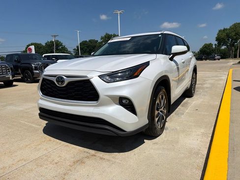 Used 2024 Toyota Highlander XLE AWD/4WD image 3