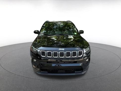 Used 2025 Jeep Compass Latitude AWD/4WD image 4