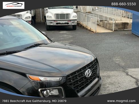 Used 2023 Hyundai Venue SE w/ Cargo Package image 3